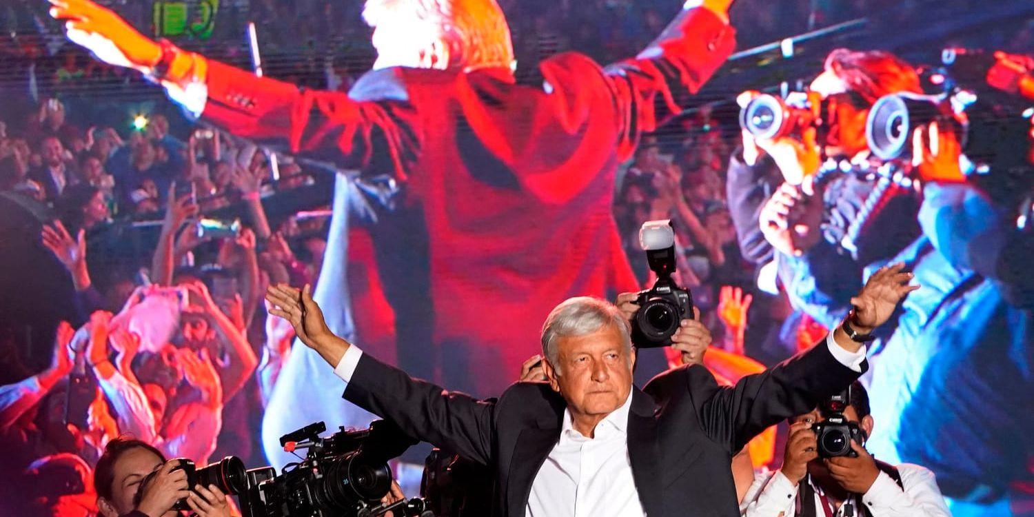 Presidentkandidat Andrés Manuel López Obrador hälsar på anhängarna vid ett valmöte i Mexiko. Han leder mycket stort inför valet på söndag.