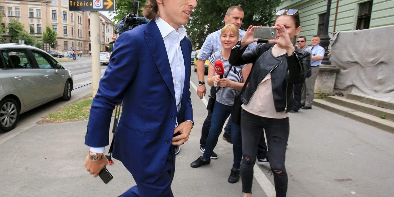 Luka Modric anländer till rätten i Osijek den 13 juni där han vittnade i korruptionsmålet mot Zdravko Mamic. 