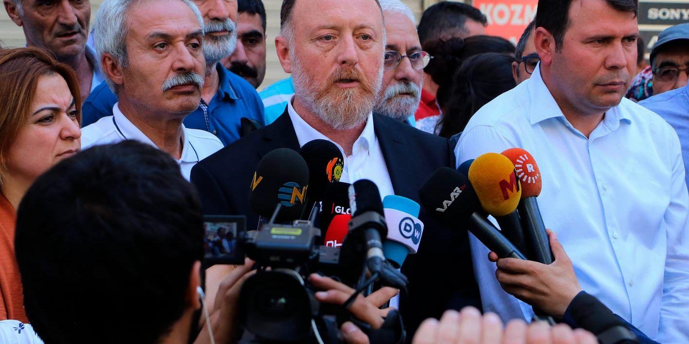 HDP-ledaren Sezai Temelli (i mitten med skägg) utreds av åklagare sedan han beskrivit den turkiska militäroffensiven som ett 'ockupationsförsök'. Arkivbild.