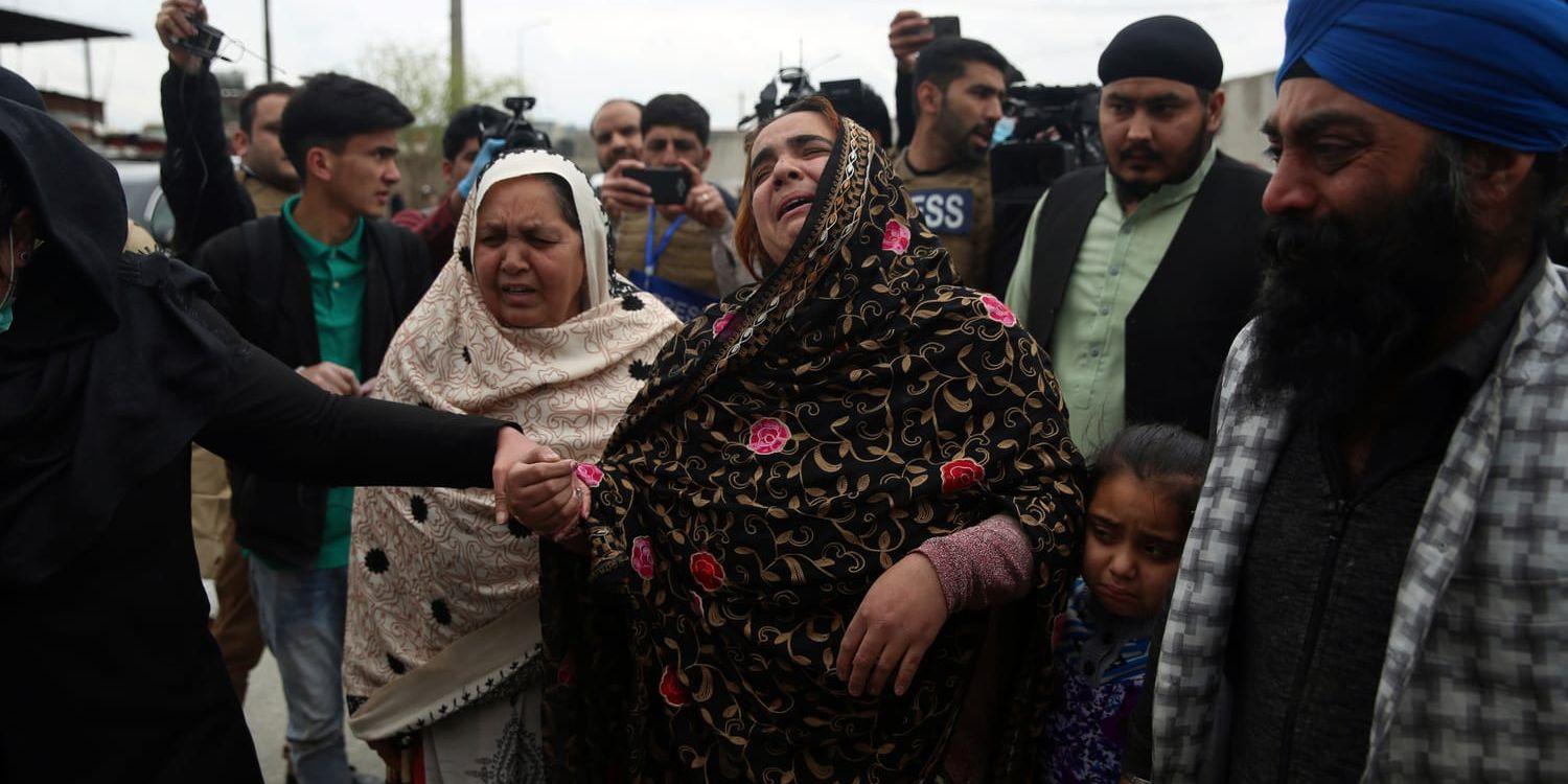 Förtvivlade anhöriga efter den dödliga attacken mot ett tempel i Kabul på onsdagen. 