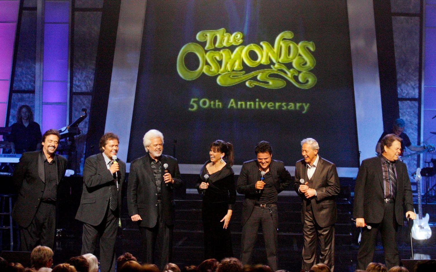Jay, Jimmy, Merrill, Marie, Donny, Wayne och Alan (längst till höger) Osmond 2007. 