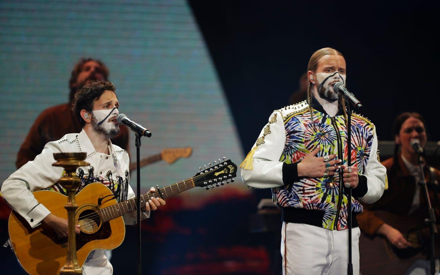 Vargas &amp; Lagola (Salem Al- Fakir och Vincent Pontare) uppträder på Grammisgalan på Cirkus.
