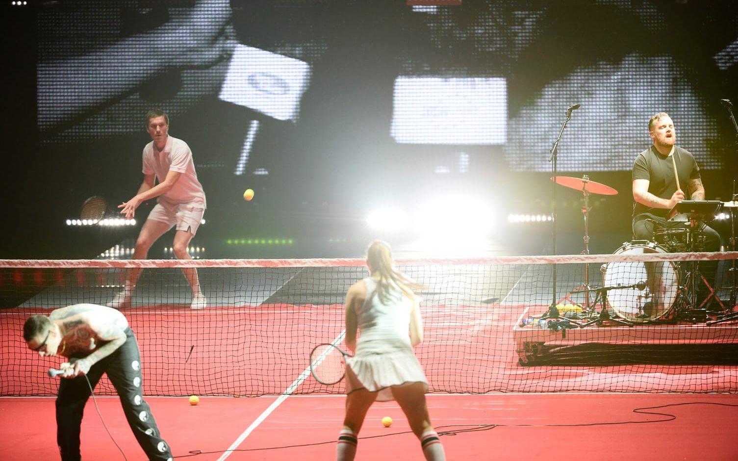Viagra Boys rullade ut en tennisbana för att publiken skulle komma i stämning under deras låt Sports.