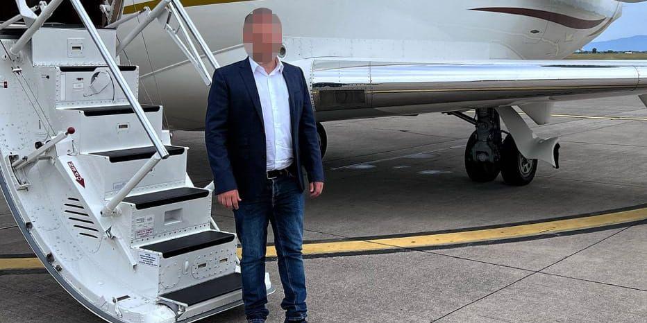 Bild på maken framför ett flygplan.