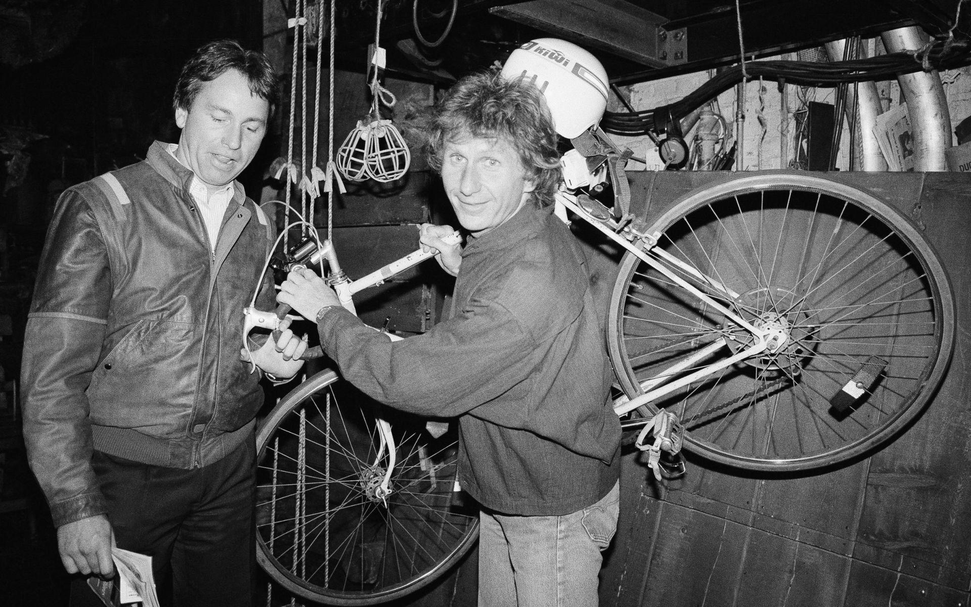 Skådespelaren John Ritter, till vänster, kollar in René Auberjonois cykel på Eugene O&apos;Neill Theatre i New York, i samband med en musikalföreställning 1985.