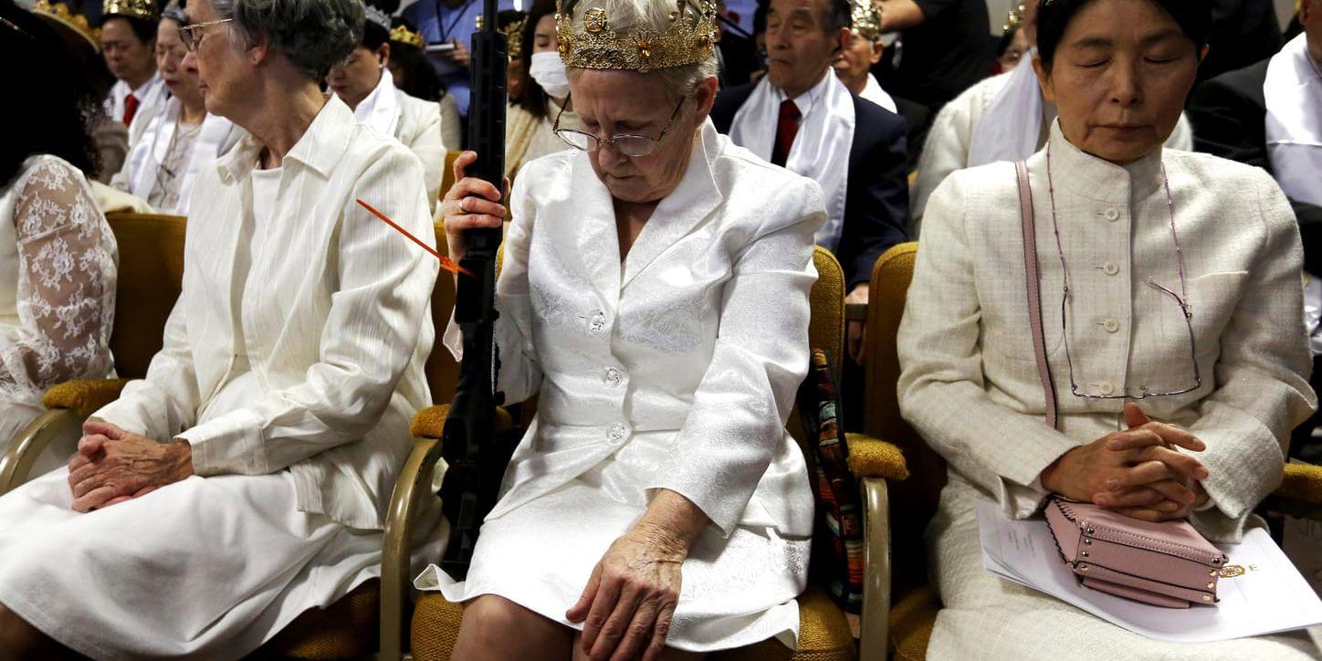 Hundratals beväpnade församlingsmedlemmar utbytte eller förnyade sina äktenskapslöften i Hyung Jin Moons församling i Pennsylvania.