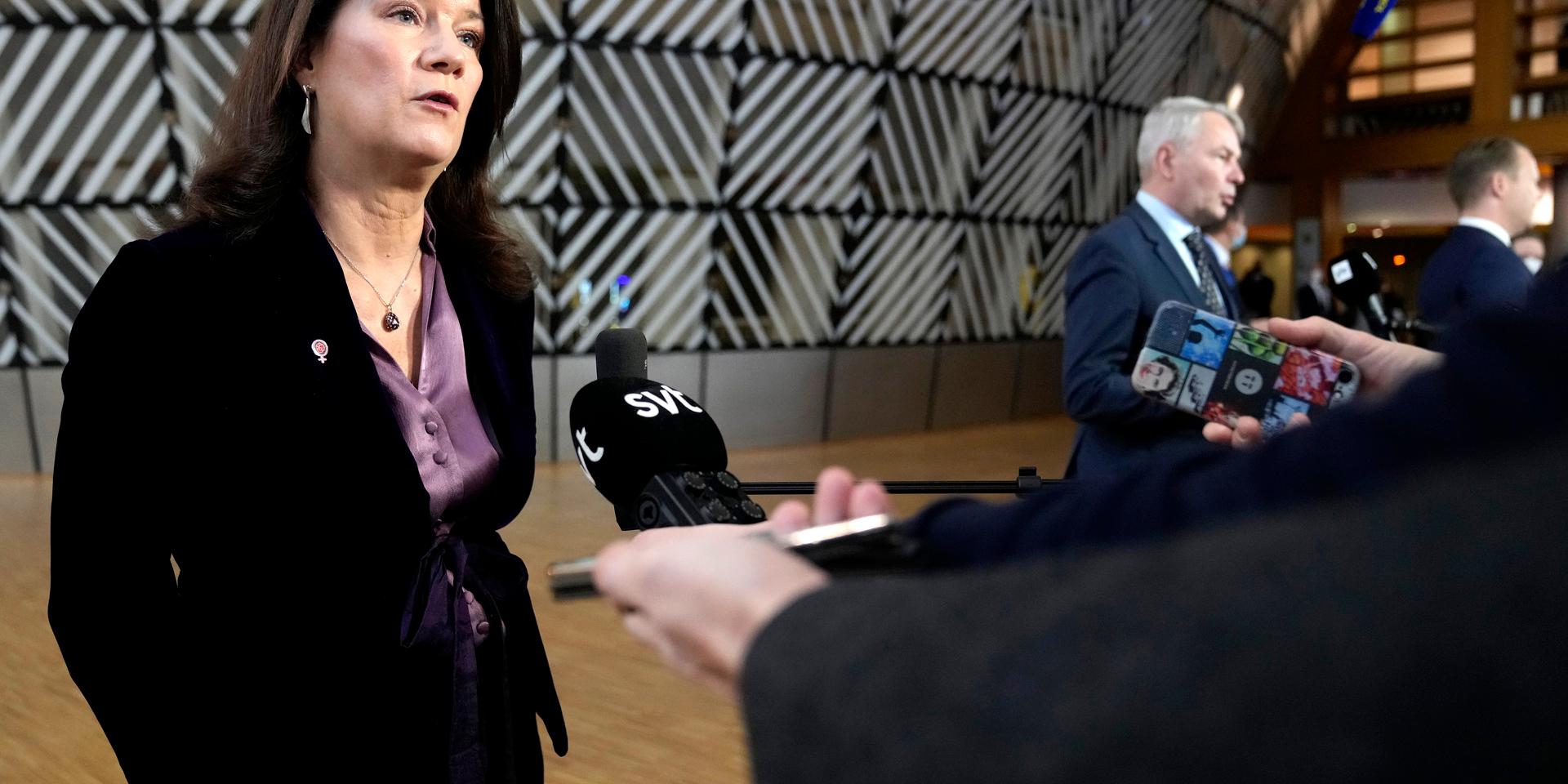 Utrikesminister Ann Linde (S) på väg in till måndagens EU-möte i Bryssel. Senare träffade hon och finländske kollegan Pekka Haavisto (till höger) Natos generalsekreterare Jens Stoltenberg.