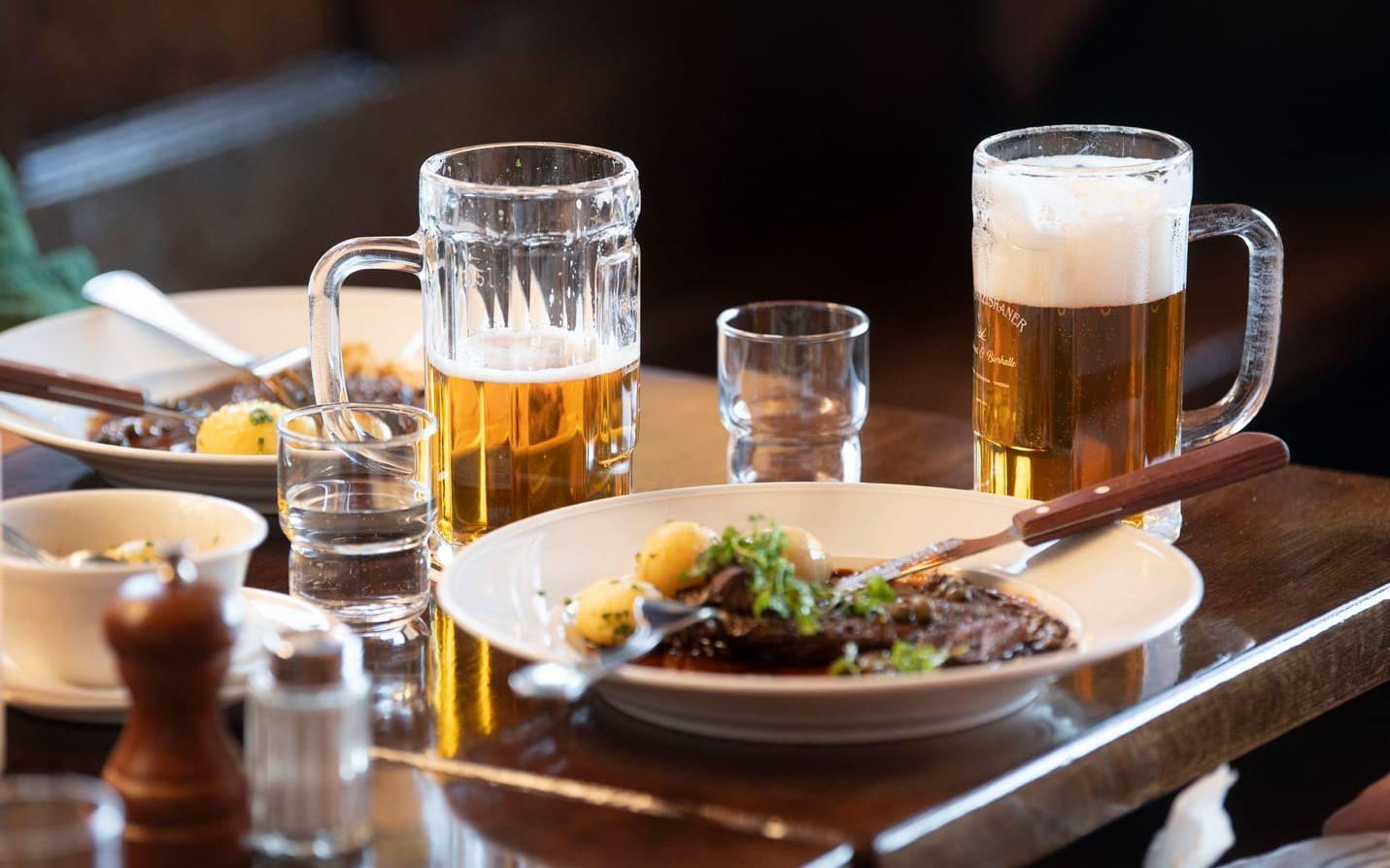 Mat och dryck sida vid sida på bild. Arkivbild. 