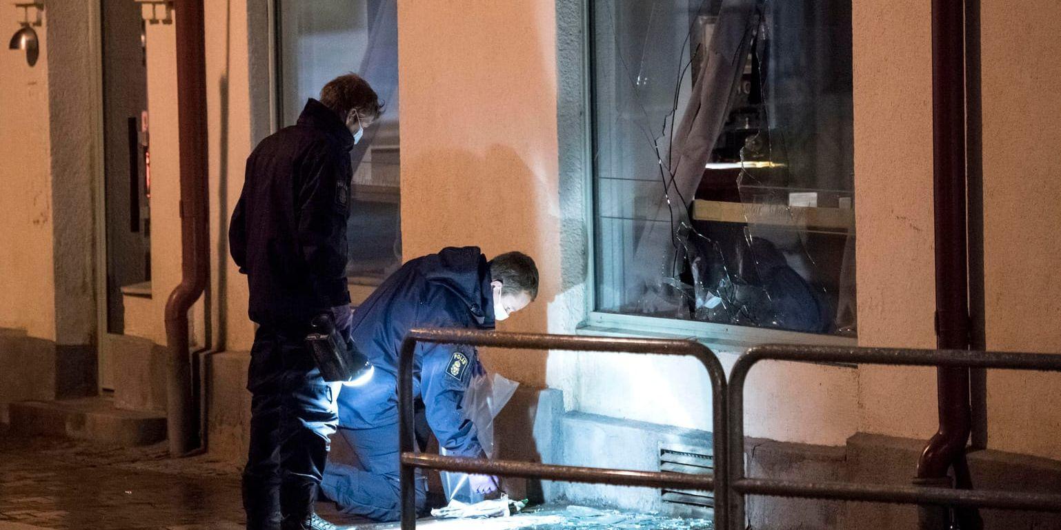 Polisens kriminaltekniker arbetar vid nattklubben i centrala Ängelholm efter nattens attentat.