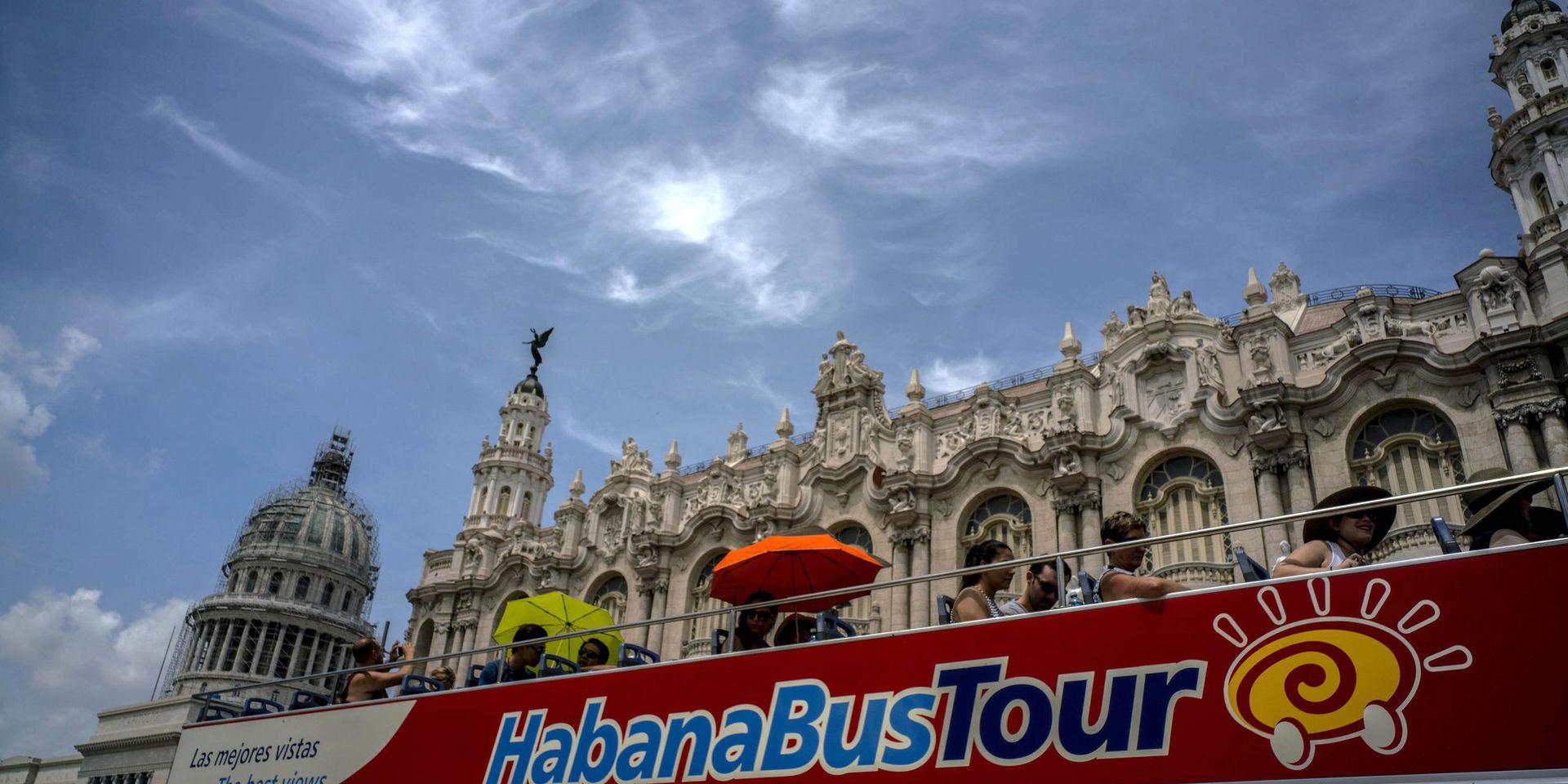 En turistbuss i Kubas huvudstad Havanna. Arkivbild.