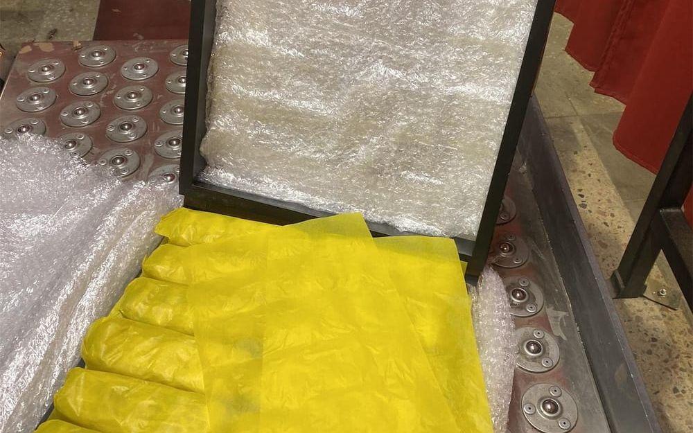 Över fem kilo hasch, förpackat i ett postpaket med flickvännen som mottagare.