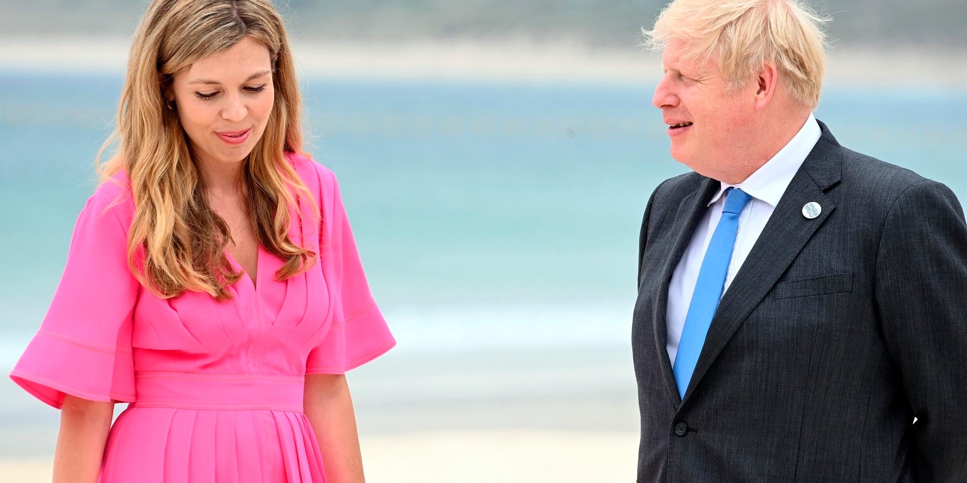 Den brittiske premiärministern Boris Johnson och hans fru Carrie Johnson under G7-mötet i England i juni.