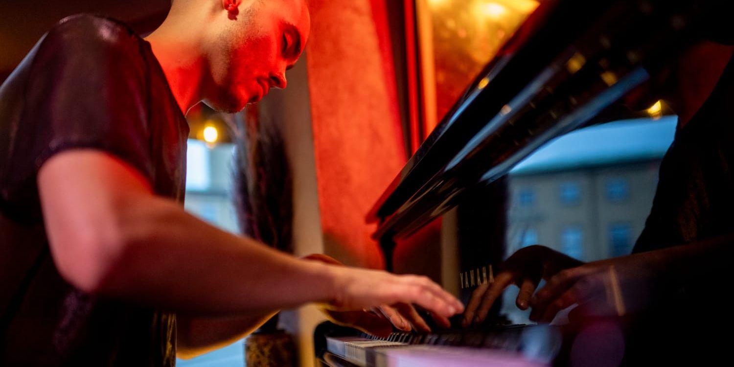Man vid piano 