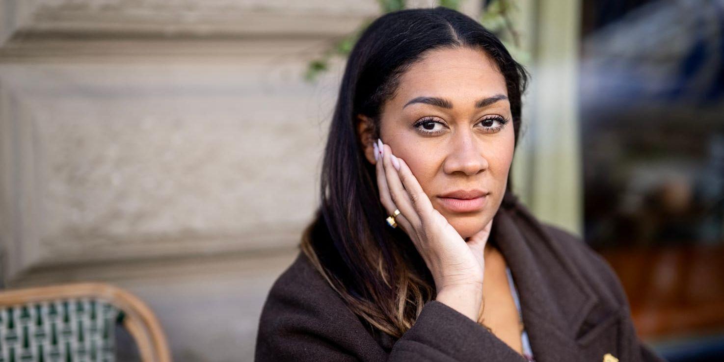 Julia Frändfors sitter på en uteservering.