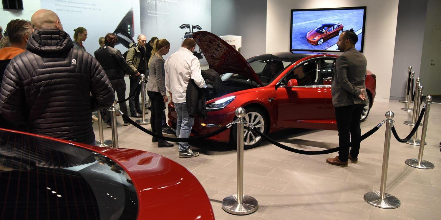 Intresset för den lilla Teslan, Model 3, har varit stort i många länder. Här är premiärvisningen i Mall of Scandinavia utanför Stockholm förra året.