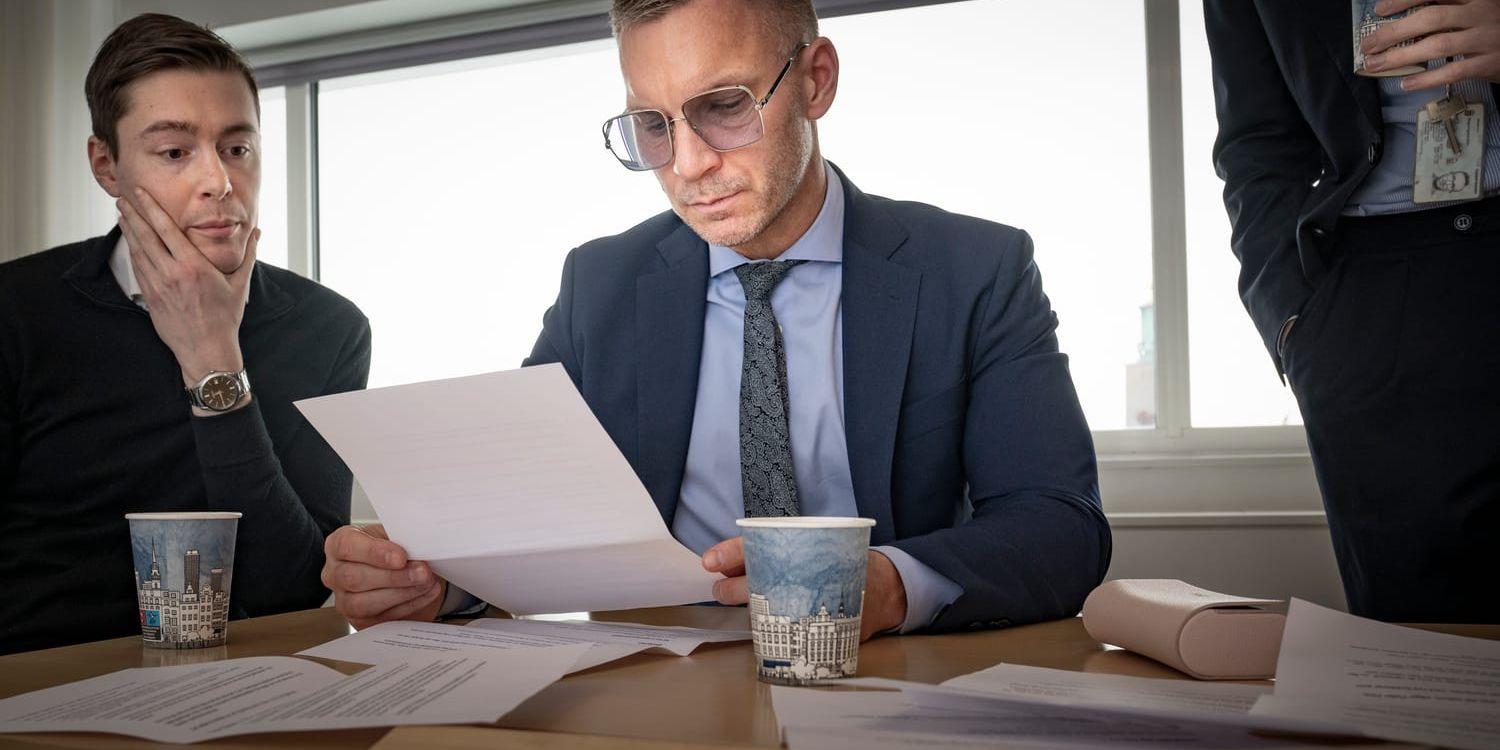 Civilminister Erik Slottner läser GP:s och SvD:s granskning av Metas smarta glasögon.