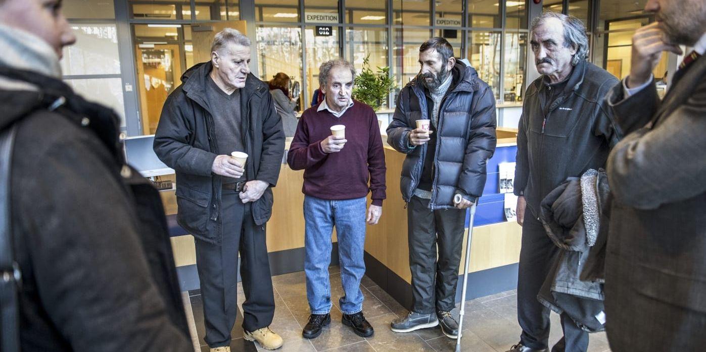 Kaffe i pausen. Toni (längst till vänster) och hans tre vänner utgör åklagarens nyckelvittnen i det stora målet rörande människohandel i tingsrätten. De påstås ha tvingats att tigga i Göteborg för andra personers räkning.