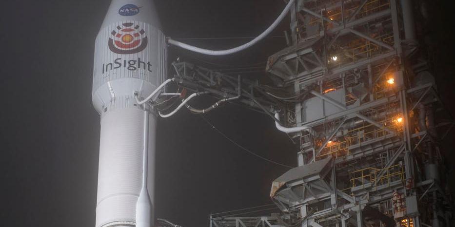 Nasas raket med rymdfarkosten Insight ombord, fotograferad på fredagen.