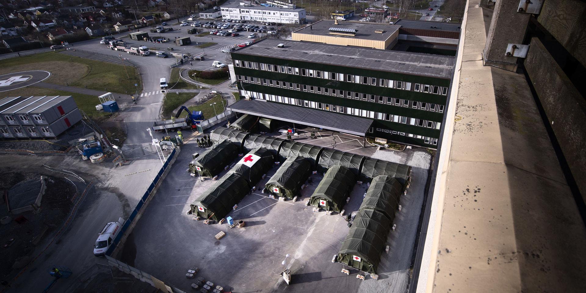 Vid Östra sjukhuset i Göteborg har försvarsmakten satt upp ett fältsjukhus.