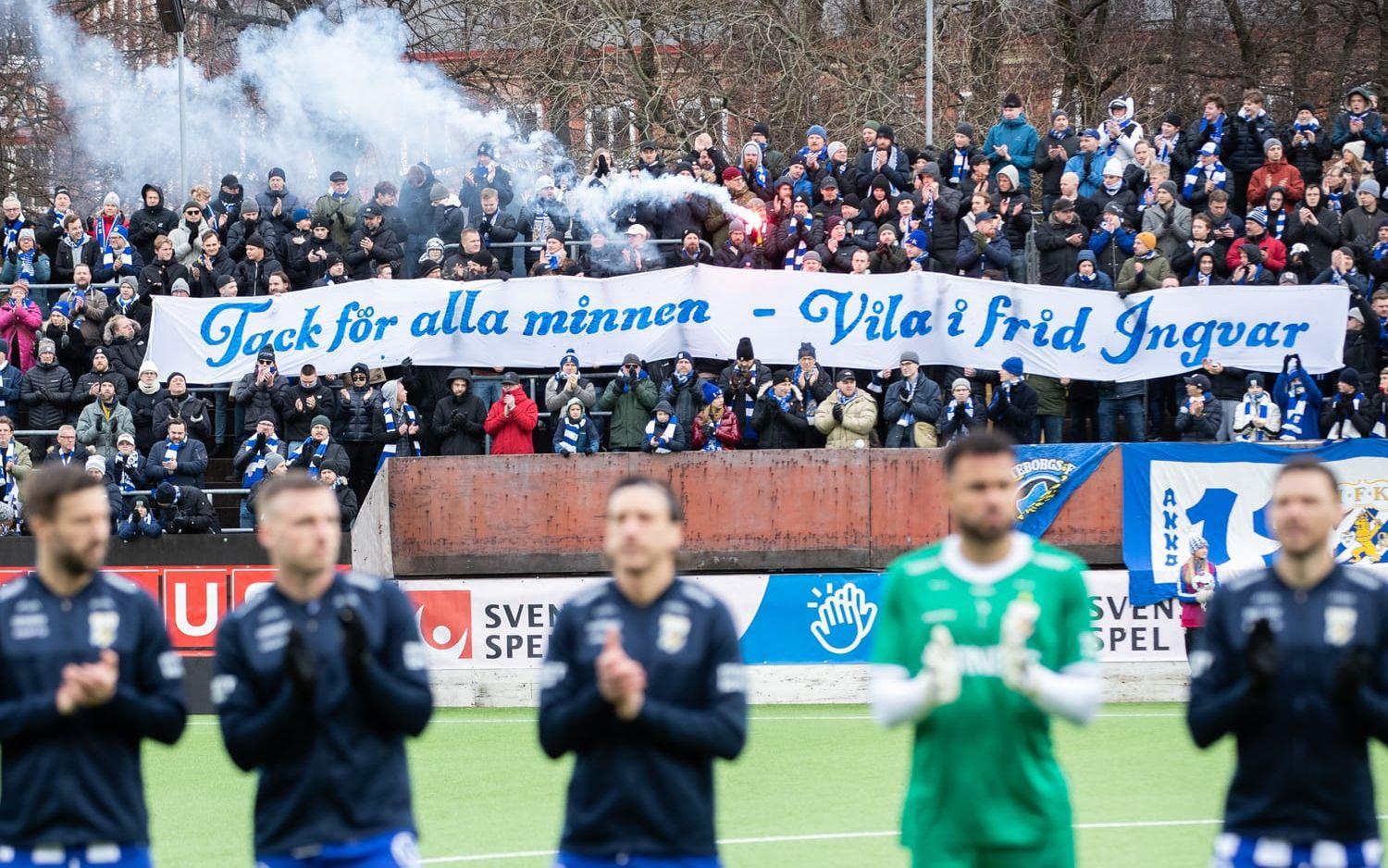Publiken hedrar Ingvar Oldsberg inför första tävlingsmatchen i Svenska Cupen för IFK Göteborg.
