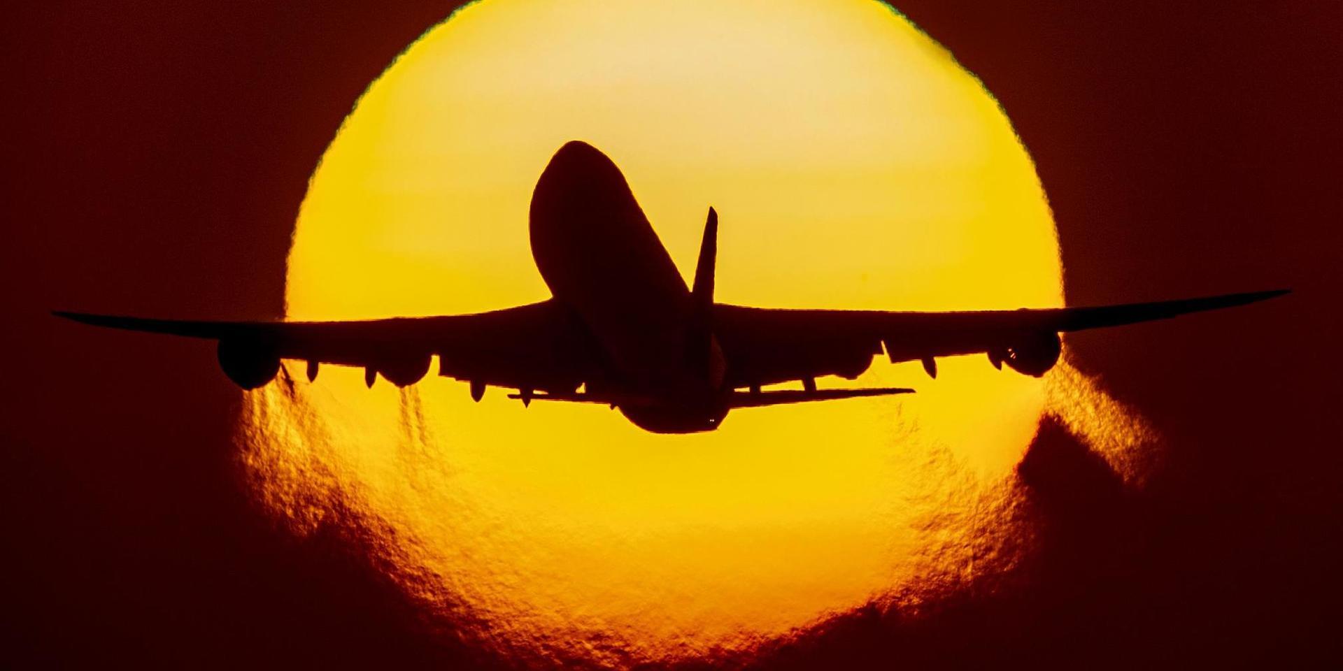 Ett flygplan lyfter i solnedgången. Arkivbild.