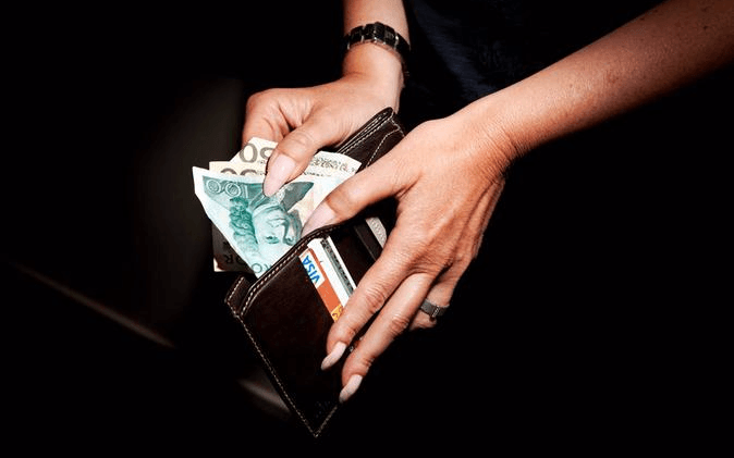 Mer eller mindre pengar i plånboken? Bild: TT