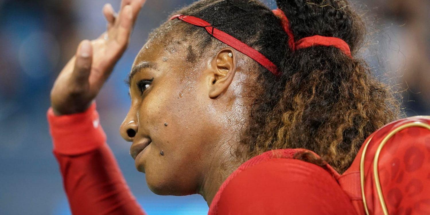 Serena Williams, USA, vinkar till Cincinnati-publiken efter förlusten mot världssexan Petra Kvitova, Tjeckien.