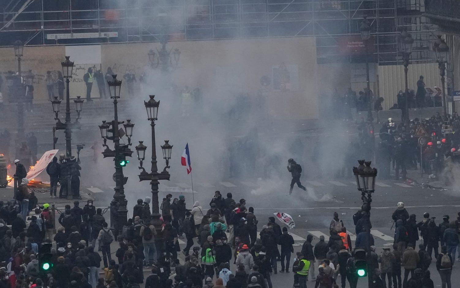 De våldsamma protesterna fortsätter i Frankrike. Hittills har över hundra poliser skadats i sammandrabbningarna. 