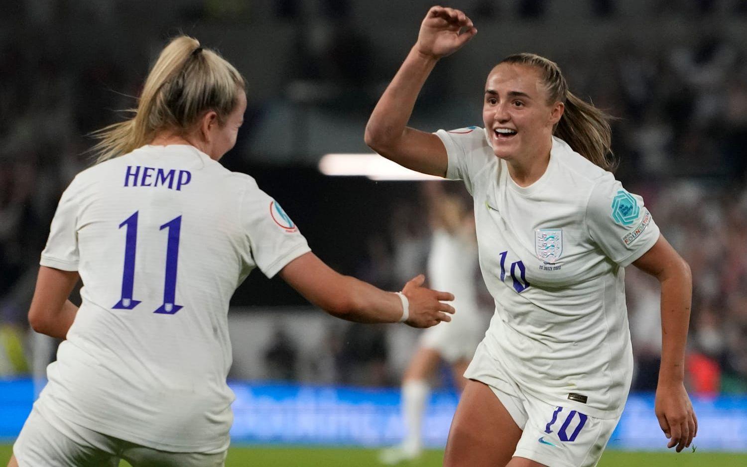 Englands Georgia Stanway firar sitt avgörande mål i EM-kvartsfinalen mot Spanien med Lauren Hemp.
