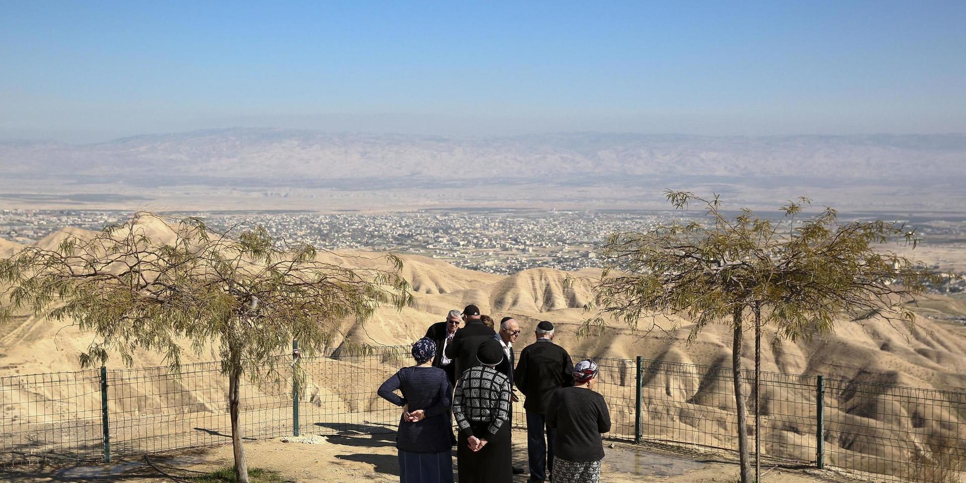 Israeliska bosättare ser ut över Jeriko på Västbanken.