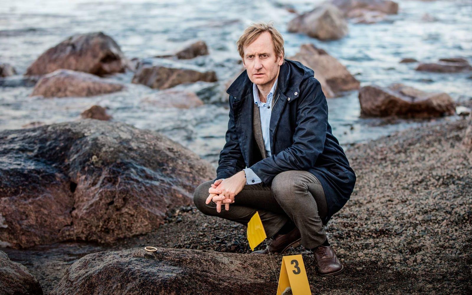 Gustaf Hammarsten spelar åklagaren Anders Harnesk, som växer under seriens gång. Bild: SVT.