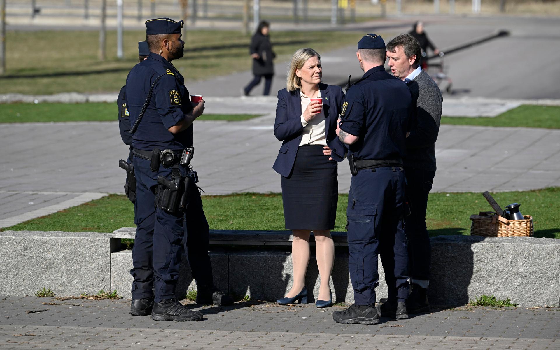 Statsminister Magdalena Andersson (S) besökte Norrköping och pratade med polisen efter påskhelgens upplopp.