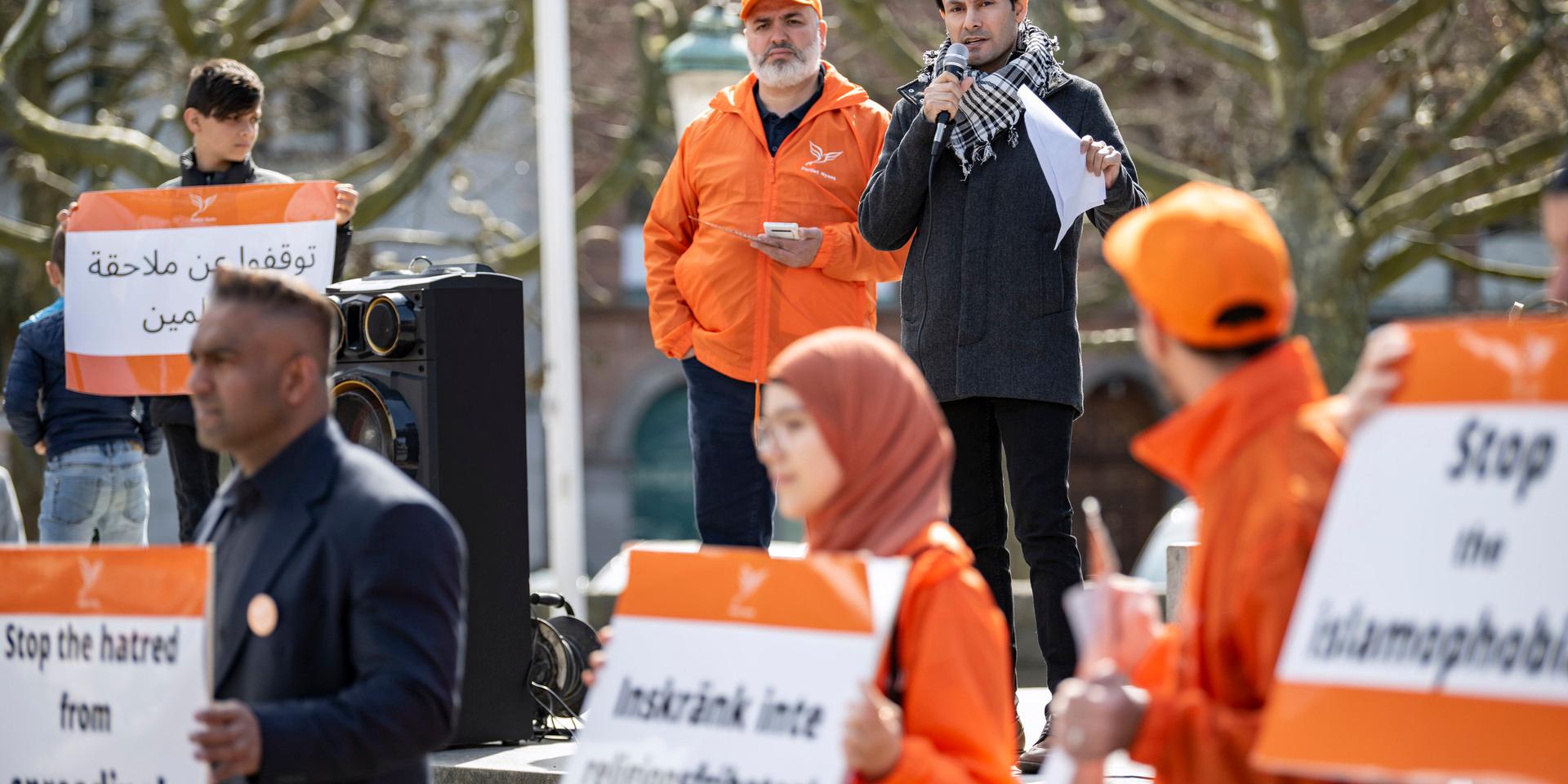 Nyans partiledare, Mikail Yüksel, under en manifestation på Stortorget i Malmö mot Rasmus Paludans koranbränningar. 

