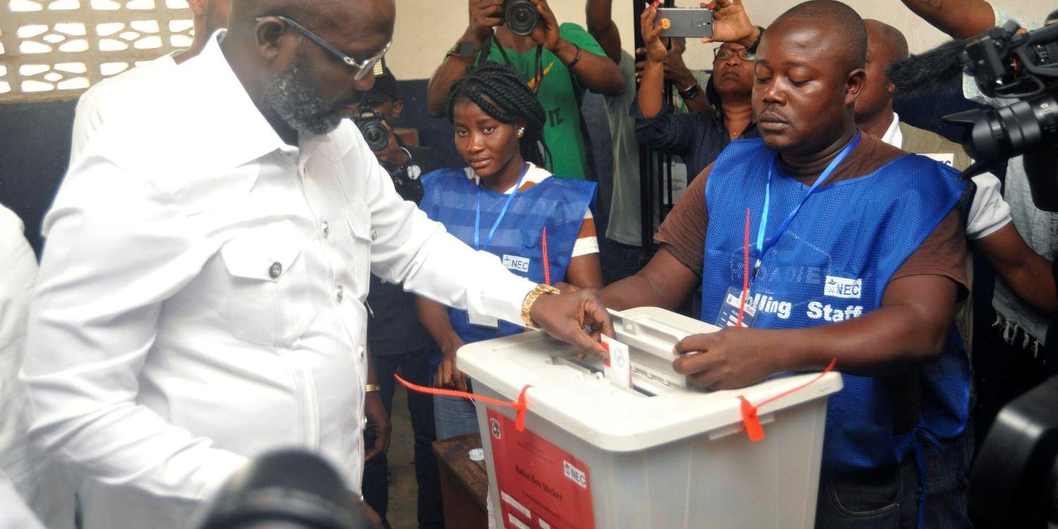 Fotbollsikonen George Weah röstar i Monrovia i Liberia.