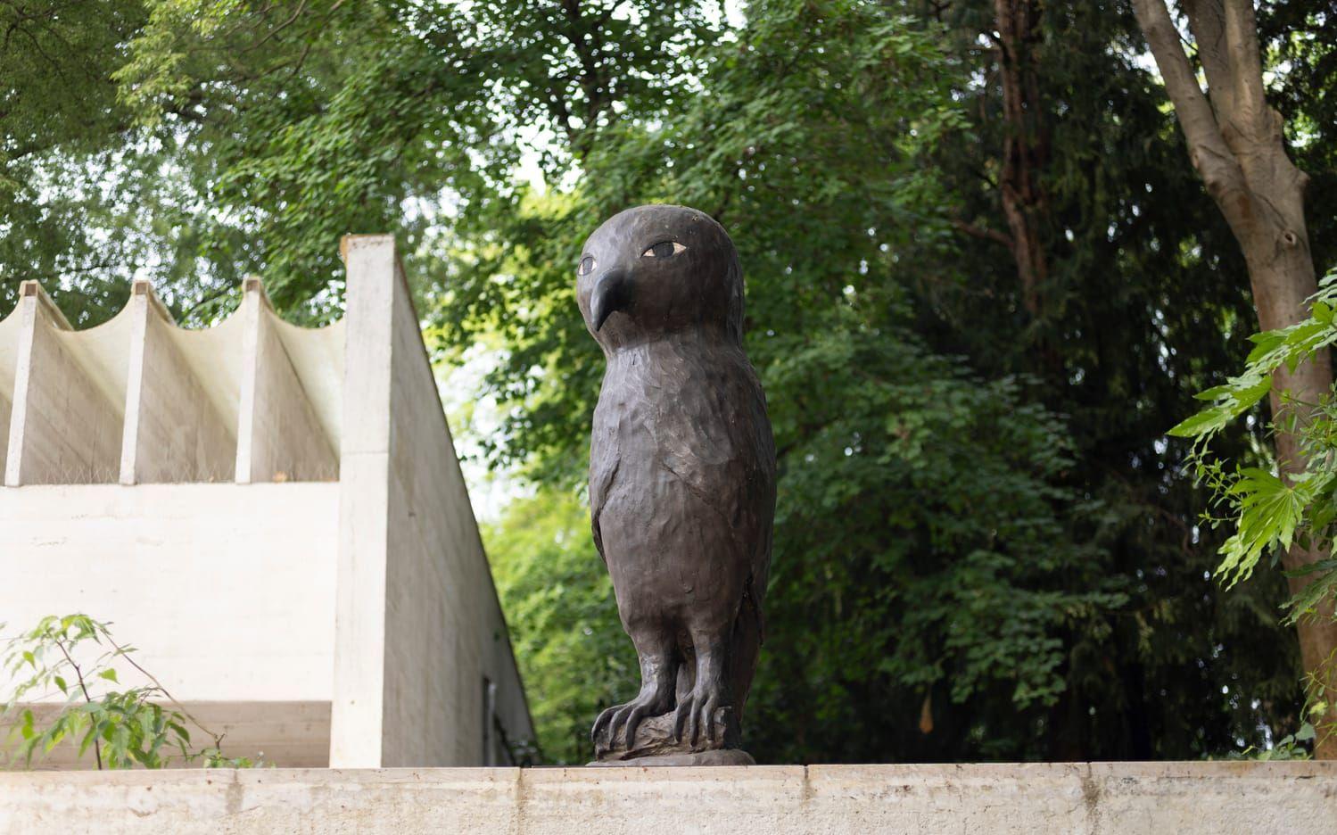"Förklädd fågel" av Klara Kristalova visas utanför den nordiska paviljongen i Venedig. Pressbild.