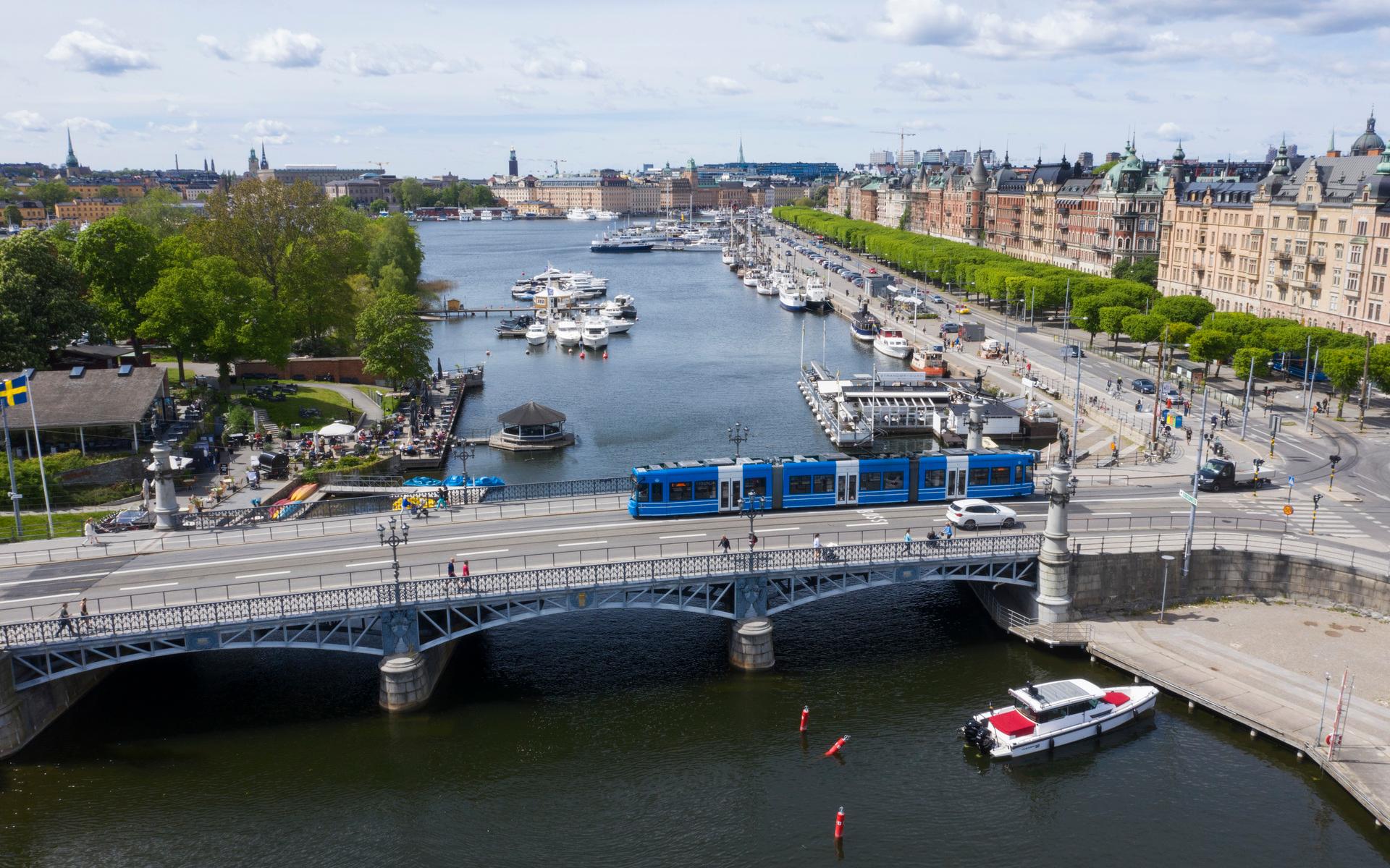 På Östermalm ligger den gata där bostadsrätter ökat mest i pris i kronor under de senaste två åren enligt Fastighetsbyrån. Stockholm dominerar rejält på tio i topp-listan när det gäller värdeökning i kronor. 