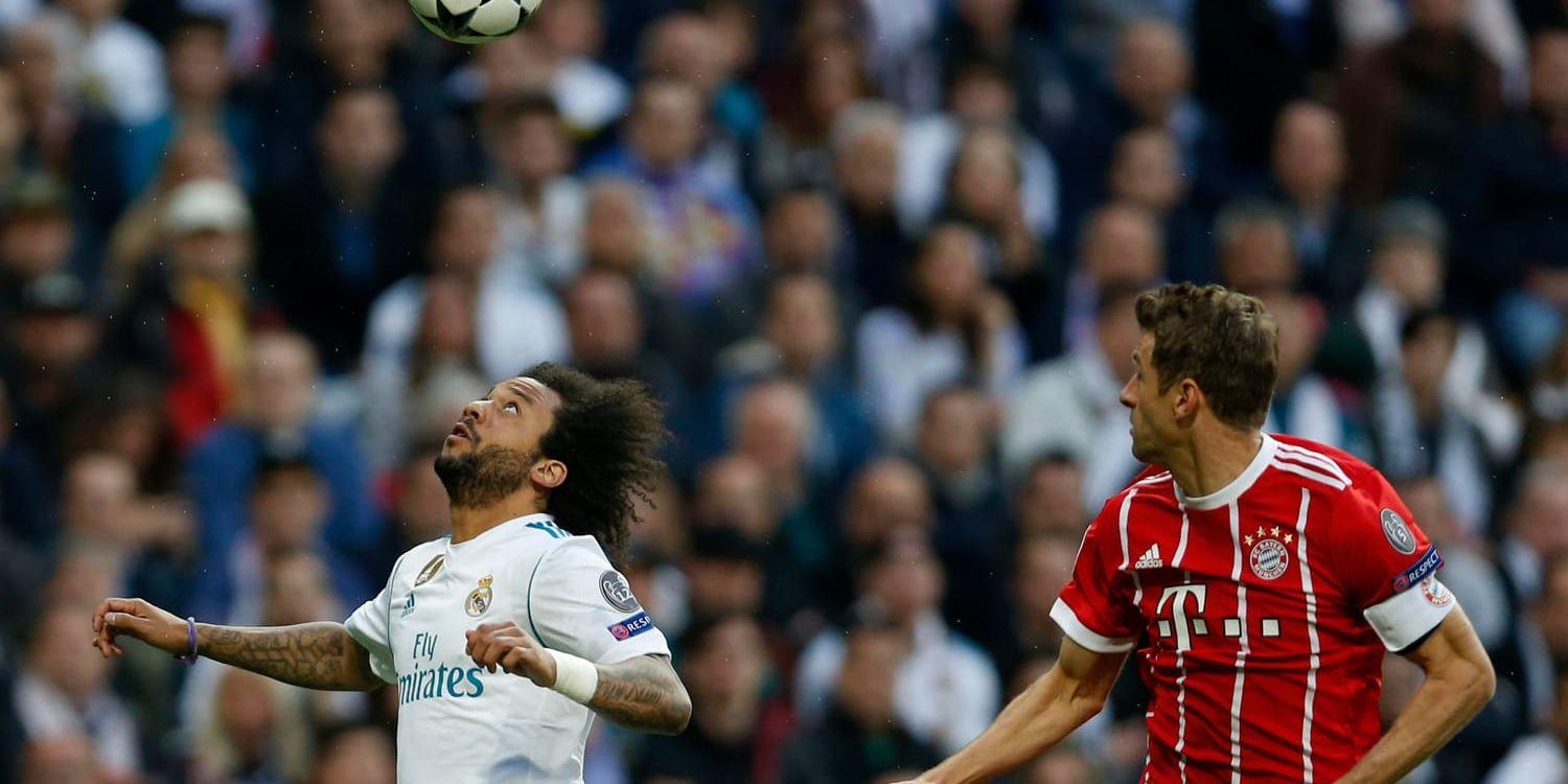 Real Madrids Marcelo, till vänster, i en duell med Bayern Münchens Thomas Müller.