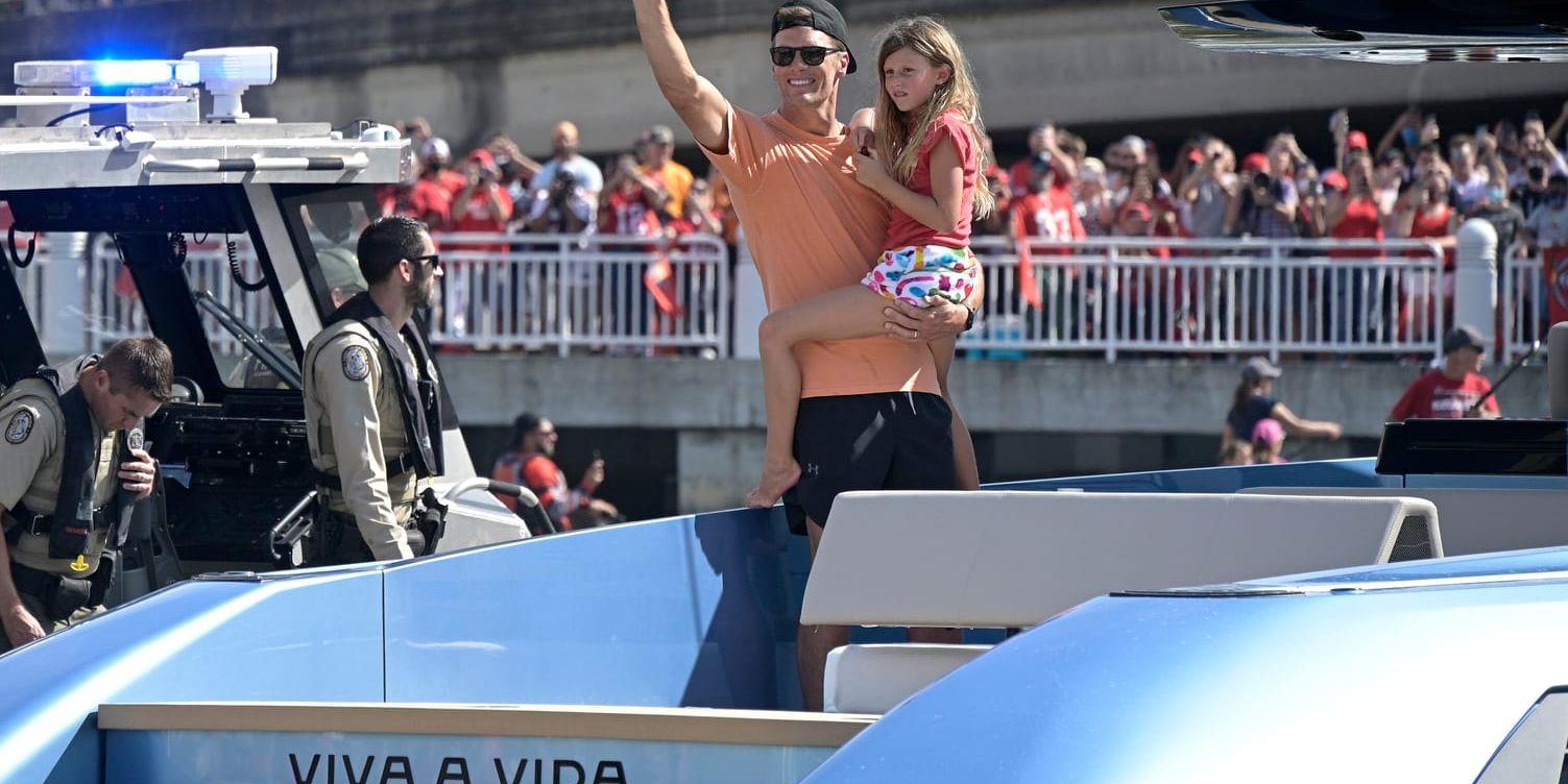 Tampa Bay Buccaneers quarterback Tom Brady holds his daughter Vivian Lake while waving to fans during a celebration of their Super Bowl 55 victory over the Kansas City Chiefs with a boat parade, Wednesday, Feb. 10, 2021, in Tampa, Fla. (AP Photo/Phelan M. Ebenhack)  FLPE119