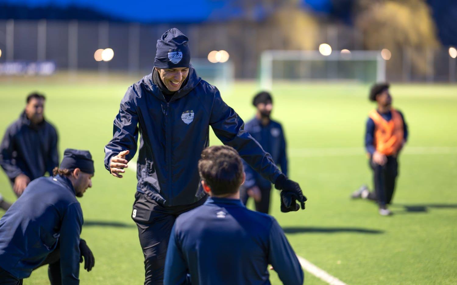 Nabil Bahoui har lagt ner elitkarriären, men spelar vidare i Fittja IF där han hoppas bli en förebild som kan hjälpa ungdomar att hålla sig borta från kriminalitet.
