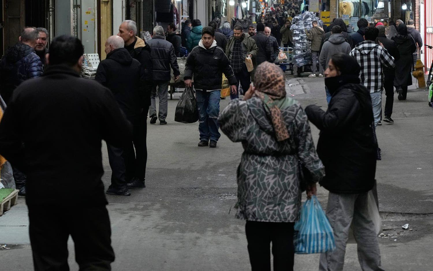 Folkliv vid Stora basaren i Teheran. Bilden är från i tisdags. 