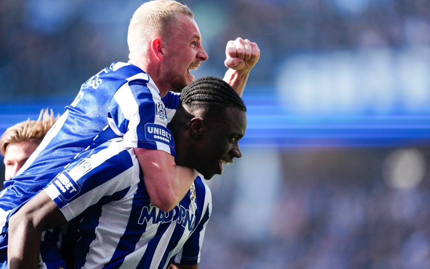 IFK Göteborgs Rockson Yeboah jublar med lagkamraten Adam Wiberg efter sitt drömmål i derbyt mot Gais.