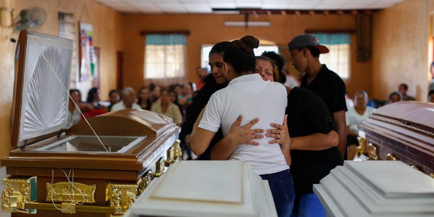 Anhöriga och vänner sörjer en femårig pojke som dödades när familjens hus i Managua sattes i brand av beväpnade angripare den 17 juni. Oppositionen anklagar polisen för attacken, något som förnekas av myndigheterna. Arkivbild.