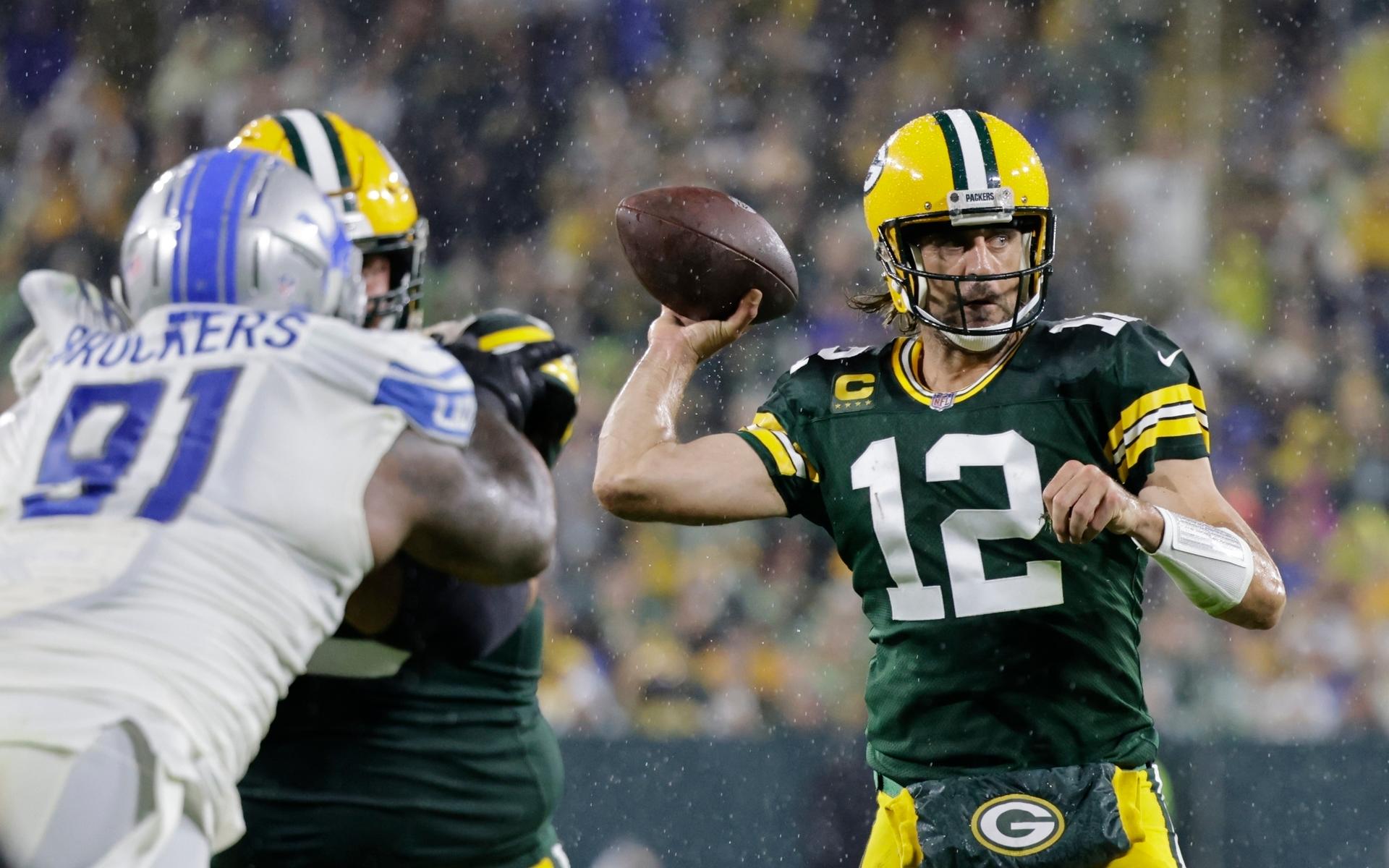 Förra året utsågs han till NFL:s mest värdefulle spelare. Green Bay Packers&apos; Aaron Rodgers throws during the second half of an NFL football game against the Detroit Lions Monday, Sept. 20, 2021, in Green Bay, Wis. (AP Photo/Mike Roemer)  WIMG195