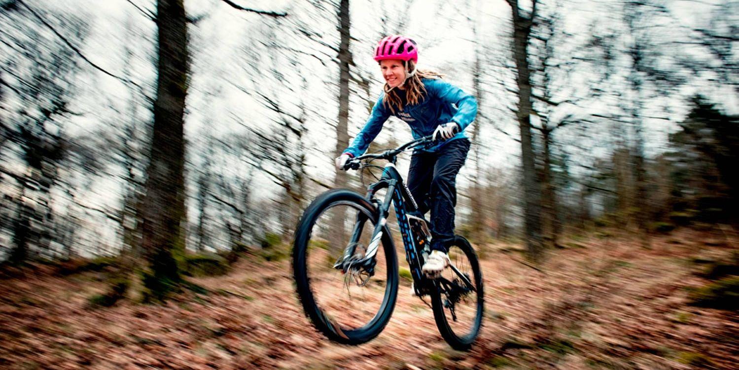 Mountainbike är en bra träningsform för både fysik och psyke. Den stökiga terrängen tränar hela kroppen, samtidigt som det rusande adrenalinet ger en kick till huvudet. Sara Danielsson Lundqvist håller populära introduktionskurser till sporten i Skatås.