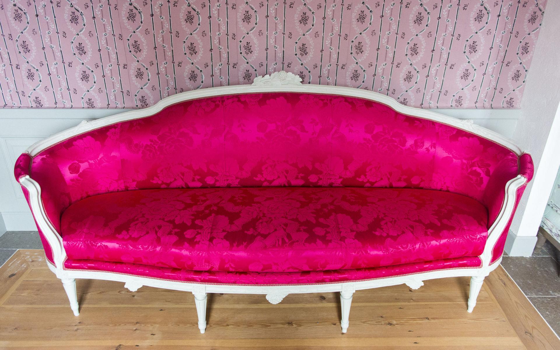 Möblerna i familjens privata vardagsrum är stoppade och sköna. Det exklusiva rosaröda sidentyget går ton i ton med väggens tapeter. Färgvalen kunde vara djärva.