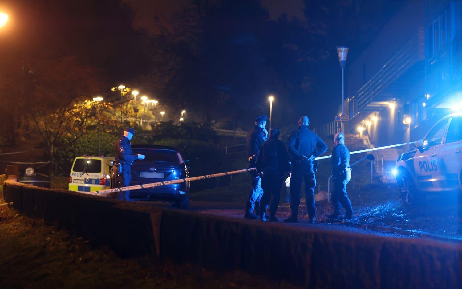 Under söndagskvällen påbörjade polisen en stor insats vid Björndammen i Partille efter en skottlossning.