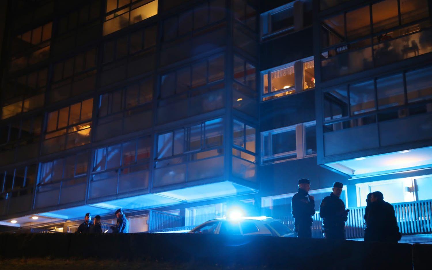 Polis, polisbilar och avspärrningar efter att en man har skjutits i Björndammen i Partille vid 21-tiden på söndagen.