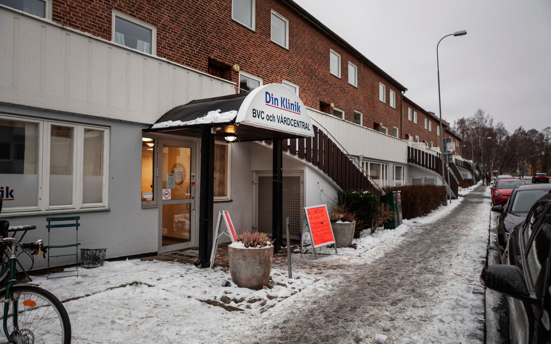 Västra Götalandsregionen har lämnat in en polisanmälan mot Din Kliniks dubbelregistrerade vaccinationer: ”Eftersom det rör sig om betydande belopp känns det rimligt att polisanmäla det så att det kan utredas i laga ordning, om vi säger att det här kan ha varit brottsligt”, säger Magnus Kronvall, ansvarig tjänsteperson för Göteborgs hälso- och sjukvårdsnämnd.