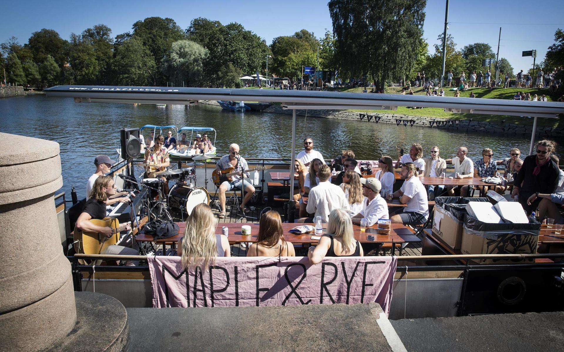 Bandet Maple &amp; Rye ombord på Musikflotten vid Kungsportsbron. Från vänster i bandet syns Gustav Rybo-Molin, Leo Lönnroth och Henrik Bielsten och längst in Milton Lönnroth.