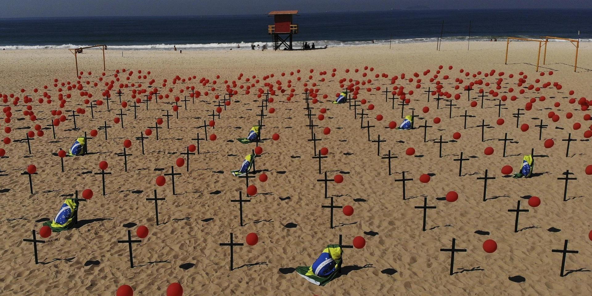 Kors och ballonger har placerats på stranden Copacabana i Rio de Janeiro för att hedra Brasiliens coronadöda. 